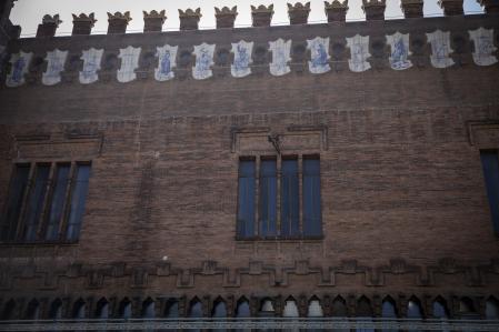 Los escudos de cerámica de la parte superior protegidos para evitar desprendimientos