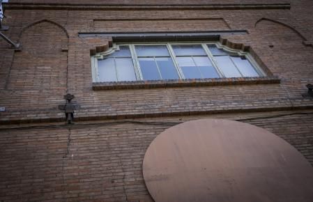 Las fachadas del edificio presentan numerosas grietas que no suponen un riesgo para su integridad