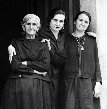 Una mujer y sus dos hijas en Arenas de San Pedro (Ávila), años treinta.