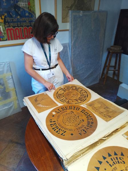 Noelia García mostrando las colecciones del Archivo Díaz de Escovar.