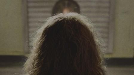 El filme está protagonizado por Nicolas Cage como Longlegs, un ser pertubardor que aparece el día que los niños cumplen 14 años