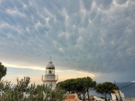 Cielo de nubes mammatus en Roses.