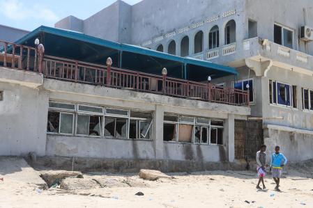 Vista de los destrozos en un hotel de una popular playa de la capital de Somalia, Mogadiscio, tras el atentado perpetrado