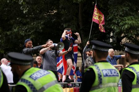 Manifestantes atienden una protesta contra la inmigración ilegal, en Leeds