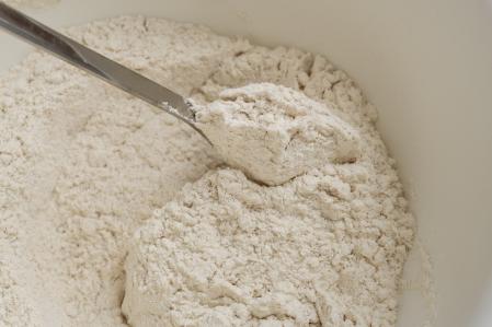 La reacción de la levadura al contacto con el agua hirviendo ayuda a que los bizcochos y panes se expandan.