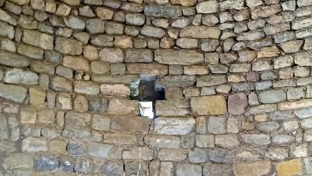 Pared de la iglesia de Sant Miquel de Lillet.