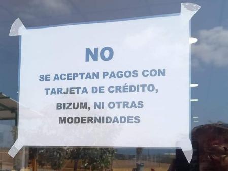 Cartel sobre el pago en efectivo en un local