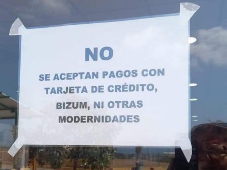 cartel de bar que no acepta tarjetas, foto para patio digital de Fernando Valls