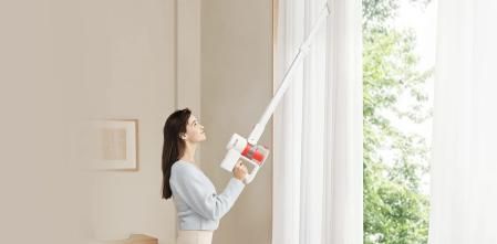 Con el vástago extensible y la boquilla 2 en 1 podrás llegar a sitios altos