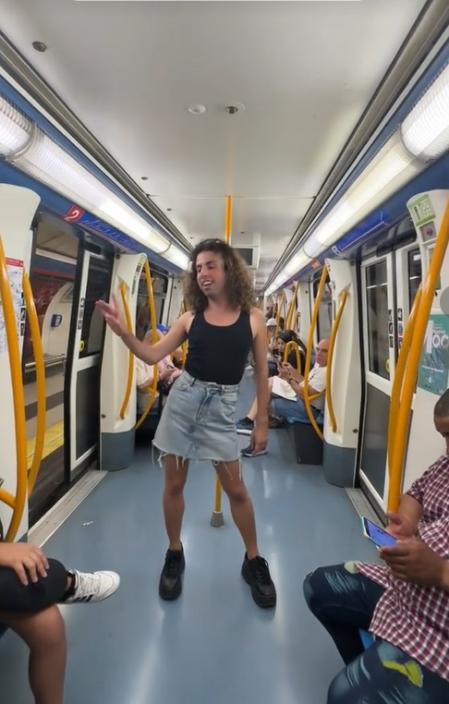 Albert Infante lo da todo interpretando 'La Reina', de Lola Índigo.