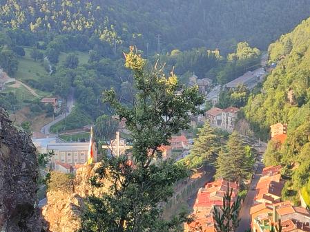 Vistas a la cruz y bandera del granófiro desde la montaña.