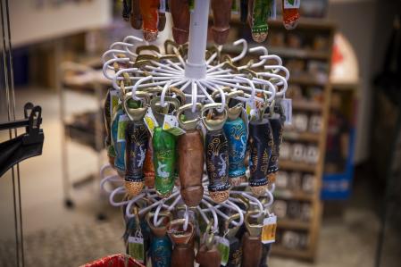 Estos fálicos llaveros se venden a un par de euros y medio