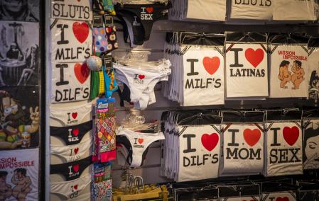 Otra muestra de camisetas con mensajes groseros en el barrio Gòtic