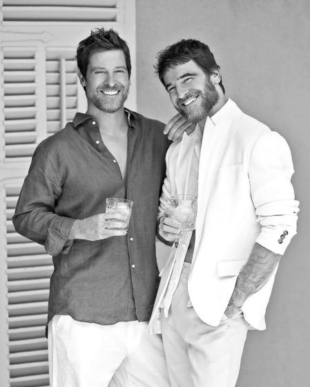 Manu Baqueiro y su hermano Alfonso Bassave en un reportaje fotográfico de moda