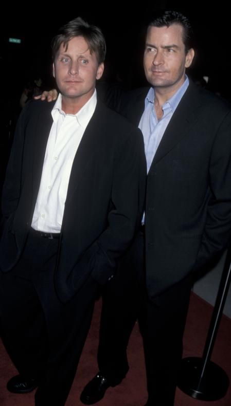 El actor Emilio Estevez  y su hermano menor Charlie Sheen  en abril del 2000