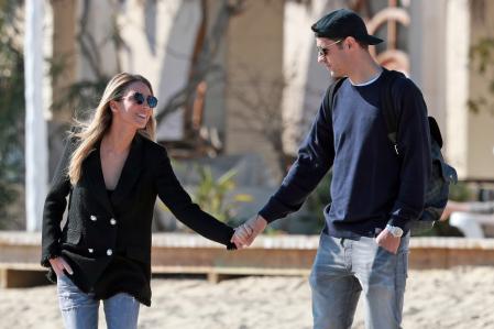 Soccer player Álvaro Morata and Alice Campello in Ibiza on Tuesday 26 February 2019.
En la foto paseando de la mano