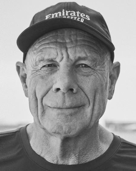 Marinero en tierra: la vida de aventura se refleja en la cara de Grant Dalton, consejero delegado de la Copa América y del equipo Team Emirates