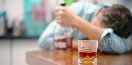 El alcohol puede dificultarnos el sueño, al contrario de lo que muchas personas piensan.