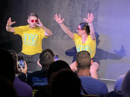 Diagnosticado con trastorno del espectro autista, Bruno hace prácticas de improvisación teatral para mejorar la capacidad de relacionarse con los demás