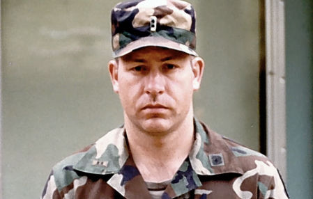 Robert Lee Yates vestido de militar