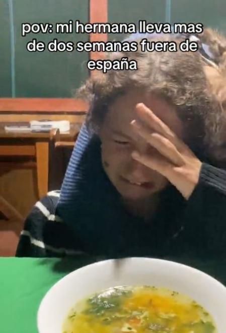 La joven llora ante el plato de sopa
