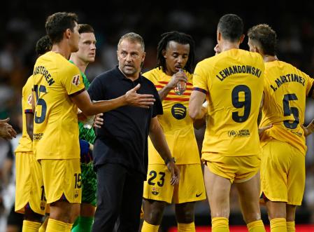 Soccer Football - LaLiga - Valencia v FC Barcelona - Estadio de Mestalla, Valencia, Spain - August 17, 2024 FC Barcelona coach Hansi Flick with FC Barcelona's Jules Kounde, FC Barcelona's Marc-Andre ter Stegen and FC Barcelona's Andreas Christensen REUTERS/Pablo Morano