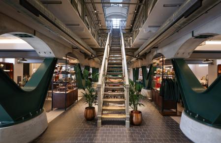 Las viejas escaleras de hierro, típicas de las cárceles victorianas, presiden la planta baja de The Crum, en el norte de Belfast cuyo estatus arquitectónico está protegido