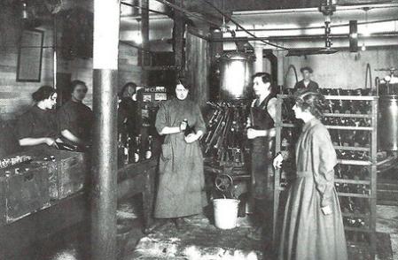 Un grupo de mujeres en 1910 embotellando en la antigua fábrica de McConnells, que acabó cerrando en 1938 hasta su reciente renacimiento