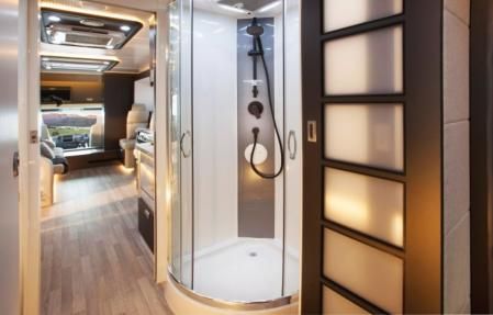 Monte Carlo, la impresionante autocaravana para viajar en una mansión ambulante.