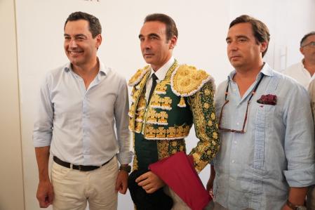 Moreno Bonilla junto a Enrique Ponce en la plaza de toros de La Malagueta