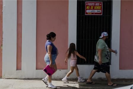Un cartel denuncia la expulsión de vecinos del Viejo San Juan