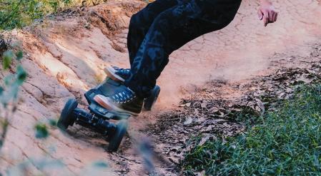 El divertido monopatín eléctrico con el que explorar todo tipo de terrenos.