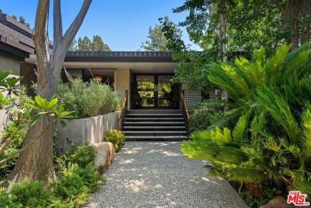 La casa fue construida en 1964 y él la ha reformado completamente.