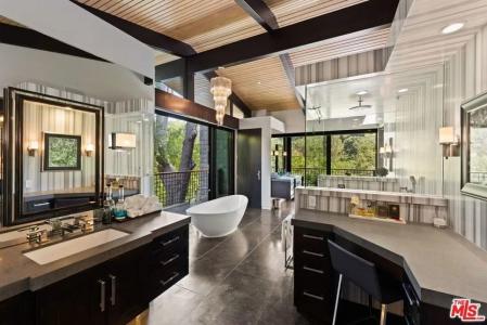 El baño del dormitorio principal.