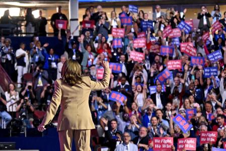 Kamala Harris se dirige al público en el United Center de Chicago