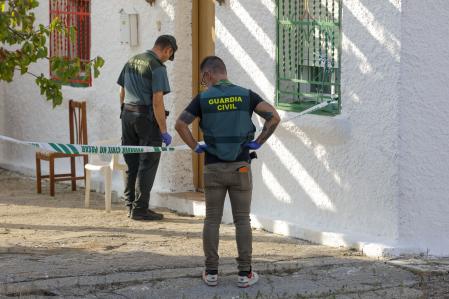 TOLEDO, 21/08/2024.-Agentes de la Guardia Civil entran en una vivienda aledaña al lugar donde supuestamente han encontrado el arma del crimen del pequeño Mateo, a la espera de que el detenido pase a disposición judicial y con llamamientos para que cesen los mensajes de odio y los bulos sobre la tragedia ocurrida en Mocejón el pasado domingo. EFE/ Chema