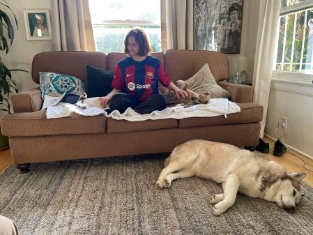 Incluyo a mis perros en todos mis planes, aunque tienen sus preferencias: Indio hace deporte conmigo, Juana viene de compras y a Secuoya le encanta el bosque