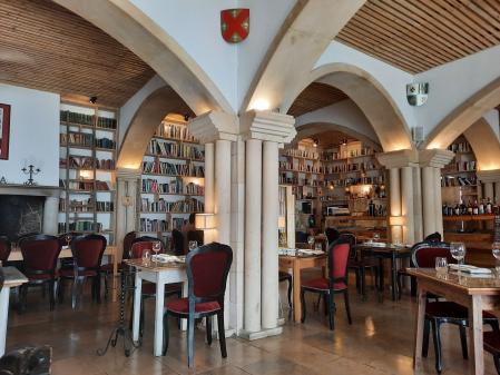 Salón del Literary Man Hotel, de Óbidos, Portugal