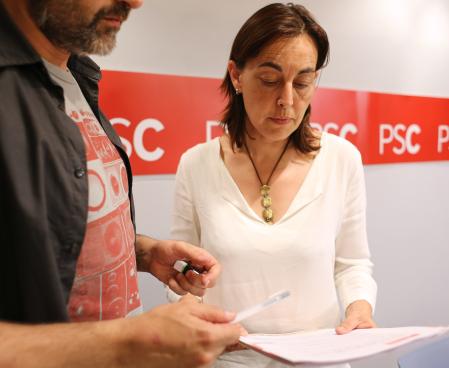 GIRONA 29/05/2015 SILVIA PANEQUE LA CANDIDATA DEL PSC A LA ALCALDIA DE GIRONA QUE ESTARA EN LA OPOSICION PREPARANDO LA RUEDA DE PRENSA ( AGUSTI ENSESA - LV )