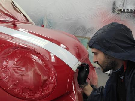 Jesús García, con más de 15 años de experiencia como pintor, regenta su propio taller, Colorbox Ponfe, en la localidad de San Andrés de Montejos.