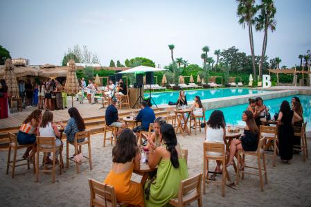 Los jóvenes de la generación Z apuestan por el ocio al aire libre y diurno, como el tardeo 