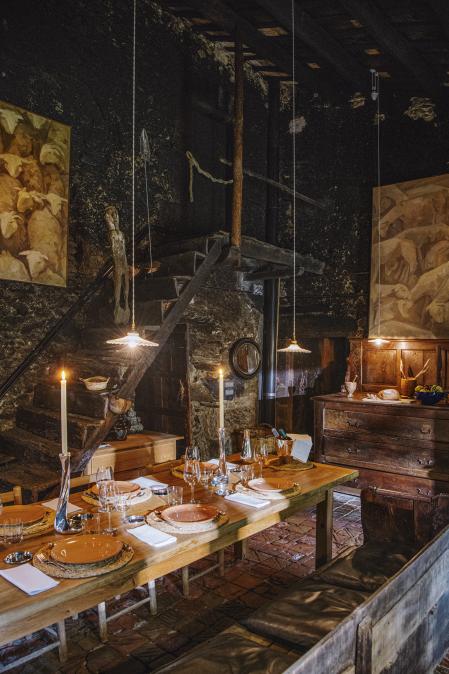 Can Novas es una de las masías de la creadora a las afueras del pueblo conserva su intrigante cocina, con paredes ennegrecidas por el humo