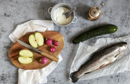 Ingredientes de la sopa de pepino y manzana con trucha