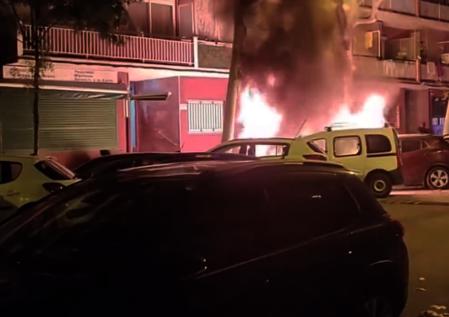 Un vehículo ardiendo en una calle de Badalona