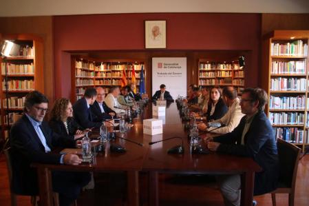 El president de la Generalitat, Salvador Illa, reunido con todos sus consellers en la primera reunión de trabajo en el Monestir de Poblet.