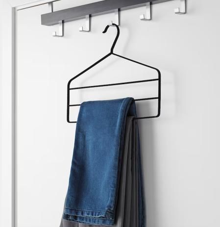 Otro recurso con el que ganar espacio son las perchas múltiples.