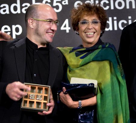 Maruja Torres, cuando ganó el premio Nadal en 2009, junto a Gaspar Hernàndez, ganador del Josep Pla