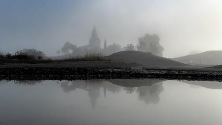 Niebla envolviendo el santuario de Puig-agut.