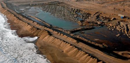 Vista aérea del sitio del naufragio del Bom Jesus y el malecón construido para mantenerlo seco, en Namibia, perteneciente al grupo De Beers.