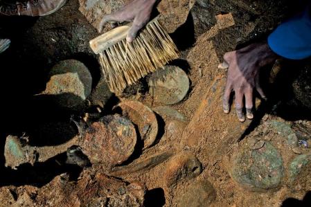 Trabajadores de Namdeb Holdings excavan en el lugar del naufragio del Bom Jesus en septiembre de 2008.